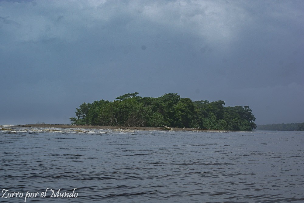 Canales de Tortuguero juntandose con el mar